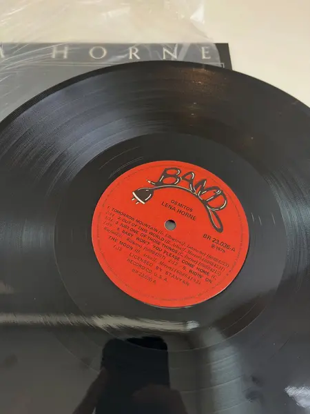 Foto de um(a) ​LP de 1979, Lena Horne, da categoria de LPs ou Discos de Vinil . LP de 1979, Lena Horne. Capa com leves avarias e disco em perfeito estado. Mostrado de uma perspectiva diferente. Vendido no marketplace Trésors.