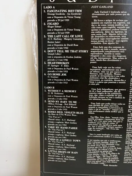 Foto de um(a) ​LP de 1979 Judy Garland, da categoria de LPs ou Discos de Vinil . LP de 1979, Judy Garland. Capa com leves avarias e disco em perfeito estado. Mostrado de uma perspectiva diferente. Vendido no marketplace Trésors.