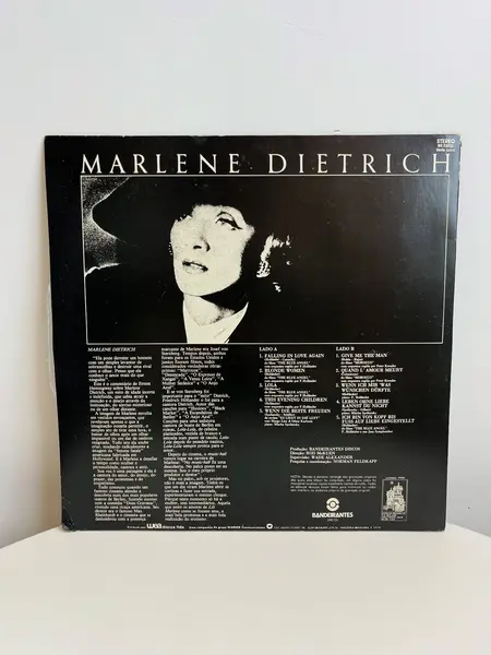 Foto de um(a) ​LP de 1979, Marlene Dietrich, da categoria de LPs ou Discos de Vinil . LP de 1979, Marlene Dietrich. Capa com leves avarias e disco em perfeito estado. Mostrado de uma perspectiva diferente. Vendido no marketplace Trésors.