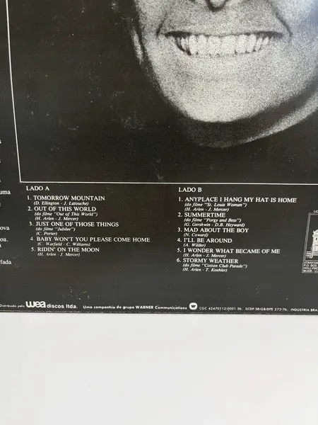 Foto de um(a) ​LP de 1979, Lena Horne, da categoria de LPs ou Discos de Vinil . LP de 1979, Lena Horne. Capa com leves avarias e disco em perfeito estado. Mostrado de uma perspectiva diferente. Vendido no marketplace Trésors.