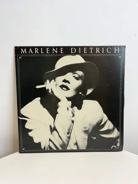 Foto de um(a) ​LP de 1979, Marlene Dietrich, da categoria de LPs ou Discos de Vinil . LP de 1979, Marlene Dietrich. Capa com leves avarias e disco em perfeito estado. Mostrado de uma perspectiva diferente. Vendido no marketplace Trésors.