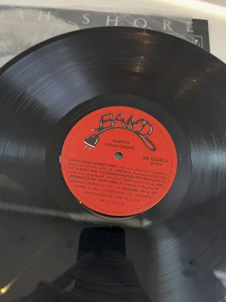 Foto de um(a) ​LP de 1979, Dinah Shore, da categoria de LPs ou Discos de Vinil . LP de 1979, Dinah Shore. Capa com leves avarias e disco em perfeito estado. Mostrado de uma perspectiva diferente. Vendido no marketplace Trésors.