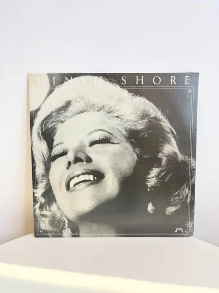Foto de um(a) ​LP de 1979, Dinah Shore, da categoria de LPs ou Discos de Vinil . LP de 1979, Dinah Shore. Capa com leves avarias e disco em perfeito estado. Mostrado de uma perspectiva diferente. Vendido no marketplace Trésors.