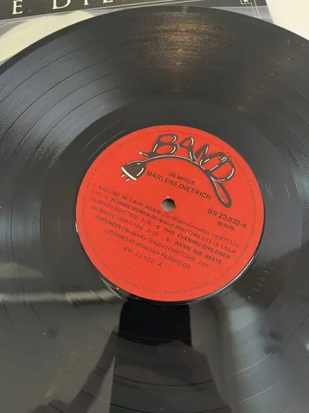 Foto de um(a) ​LP de 1979, Marlene Dietrich, da categoria de LPs ou Discos de Vinil . LP de 1979, Marlene Dietrich. Capa com leves avarias e disco em perfeito estado. Mostrado de uma perspectiva diferente. Vendido no marketplace Trésors.