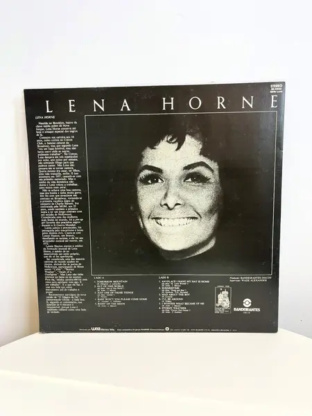 Foto de um(a) ​LP de 1979, Lena Horne, da categoria de LPs ou Discos de Vinil . LP de 1979, Lena Horne. Capa com leves avarias e disco em perfeito estado. Mostrado de uma perspectiva diferente. Vendido no marketplace Trésors.