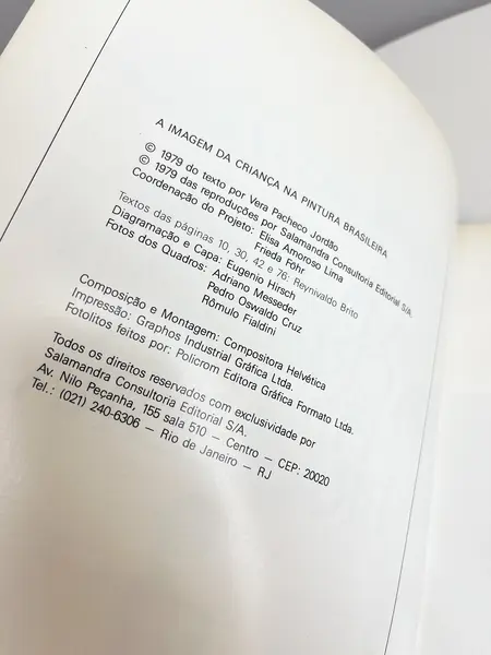 Foto de um(a) L​ivro de Vera Pacheco Jordão - A Imagem da Criança na Pintura Brasileira 1979, da categoria de Livros. Livro capa dura com sobrecapa. Em português, sobre a imagem da criança na pintura brasileira. Marcas do tempo e uso. Muito... Mostrado de uma perspectiva diferente. Vendido no marketplace Trésors.