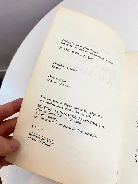 Foto de um(a) ​Raro livro de Pierre Daix - Crítica Nova e Arte Moderna de 1971, da categoria de Livros. Raro livro capa brochura de 1971, em português sobre arte moderna. Marcas do tempo. 138 páginas. Mostrado de uma perspectiva diferente. Vendido no marketplace Trésors.