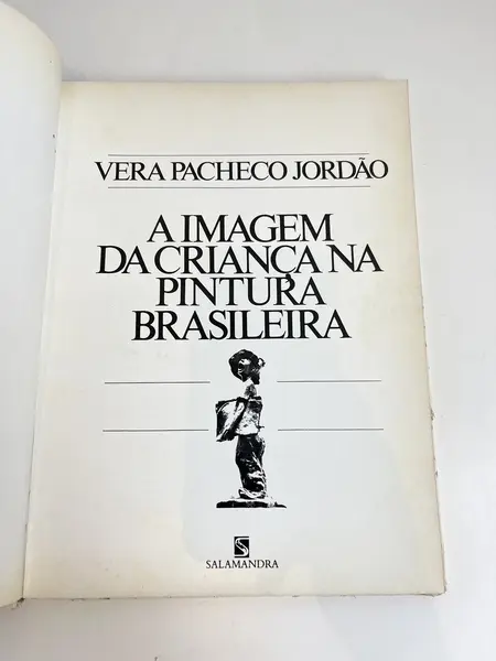 Foto de um(a) L​ivro de Vera Pacheco Jordão - A Imagem da Criança na Pintura Brasileira 1979, da categoria de Livros. Livro capa dura com sobrecapa. Em português, sobre a imagem da criança na pintura brasileira. Marcas do tempo e uso. Muito... Mostrado de uma perspectiva diferente. Vendido no marketplace Trésors.