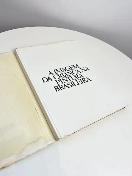 Foto de um(a) L​ivro de Vera Pacheco Jordão - A Imagem da Criança na Pintura Brasileira 1979, da categoria de Livros. Livro capa dura com sobrecapa. Em português, sobre a imagem da criança na pintura brasileira. Marcas do tempo e uso. Muito... Mostrado de uma perspectiva diferente. Vendido no marketplace Trésors.