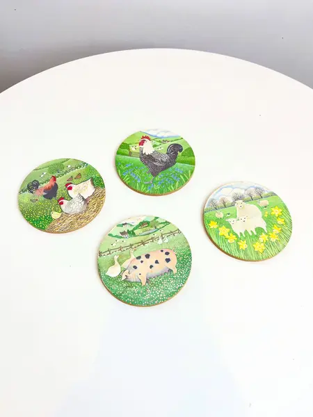 Foto de um(a) ​Jogo com 4 porta copos em madeira e cortiça - animais da fazenda, da categoria de Porta-copos. Jogo com 4 porta copos em madeira e cortiça. Marcas do tempo e uso. Medidas: 9,5cm diametro. Mostrado de uma perspectiva diferente. Vendido no marketplace Trésors.