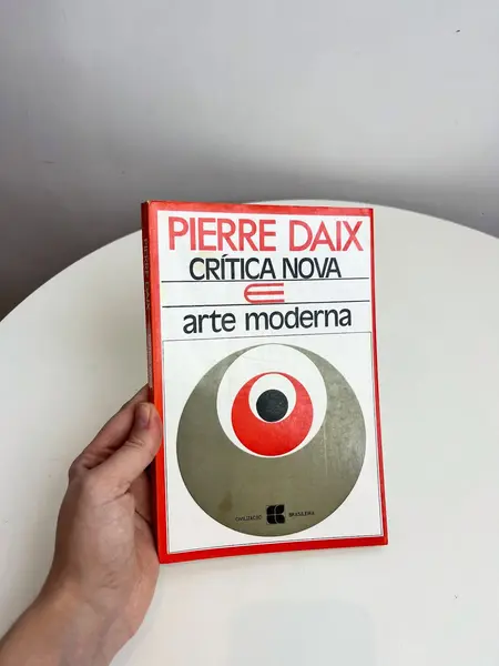 Foto de um(a) ​Raro livro de Pierre Daix - Crítica Nova e Arte Moderna de 1971, da categoria de Livros. Raro livro capa brochura de 1971, em português sobre arte moderna. Marcas do tempo. 138 páginas. Mostrado de uma perspectiva diferente. Vendido no marketplace Trésors.
