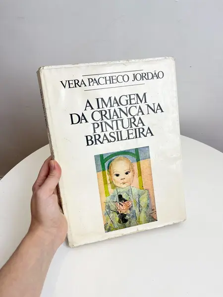 Foto de um(a) L​ivro de Vera Pacheco Jordão - A Imagem da Criança na Pintura Brasileira 1979, da categoria de Livros. Livro capa dura com sobrecapa. Em português, sobre a imagem da criança na pintura brasileira. Marcas do tempo e uso. Muito... Mostrado de uma perspectiva diferente. Vendido no marketplace Trésors.