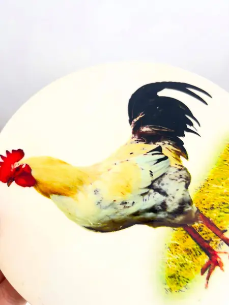 Foto de um(a) Apoio de panela em cerâmica estampa galo, da categoria de Apoio de panela. Apoio de panela, ou se preferir dá pra colocar um suporte para pendurar, em cerâmica estampada. Marcas do tempo e uso como... Mostrado de uma perspectiva diferente. Vendido no marketplace Trésors.