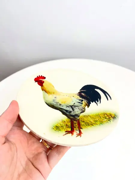 Foto de um(a) Apoio de panela em cerâmica estampa galo, da categoria de Apoio de panela. Apoio de panela, ou se preferir dá pra colocar um suporte para pendurar, em cerâmica estampada. Marcas do tempo e uso como... Mostrado de uma perspectiva diferente. Vendido no marketplace Trésors.