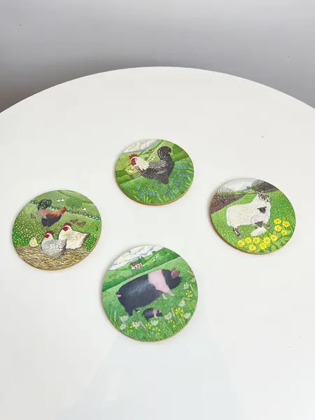 Foto de um(a) ​Jogo com 4 porta copos em madeira e cortiça - animais da fazenda, da categoria de Porta-copos. Jogo com 4 porta copos em madeira e cortiça. Marcas do tempo e uso. Medidas: 9,5cm diametro. Mostrado de uma perspectiva diferente. Vendido no marketplace Trésors.