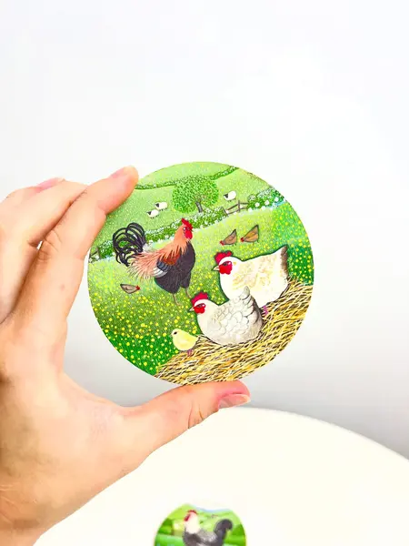 Foto de um(a) ​Jogo com 4 porta copos em madeira e cortiça - animais da fazenda, da categoria de Porta-copos. Jogo com 4 porta copos em madeira e cortiça. Marcas do tempo e uso. Medidas: 9,5cm diametro. Mostrado de uma perspectiva diferente. Vendido no marketplace Trésors.