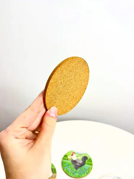 Foto de um(a) ​Jogo com 4 porta copos em madeira e cortiça - animais da fazenda, da categoria de Porta-copos. Jogo com 4 porta copos em madeira e cortiça. Marcas do tempo e uso. Medidas: 9,5cm diametro. Mostrado de uma perspectiva diferente. Vendido no marketplace Trésors.