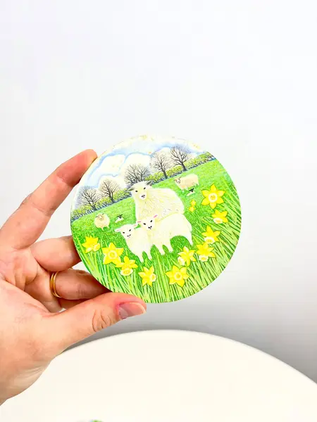 Foto de um(a) ​Jogo com 4 porta copos em madeira e cortiça - animais da fazenda, da categoria de Porta-copos. Jogo com 4 porta copos em madeira e cortiça. Marcas do tempo e uso. Medidas: 9,5cm diametro. Mostrado de uma perspectiva diferente. Vendido no marketplace Trésors.