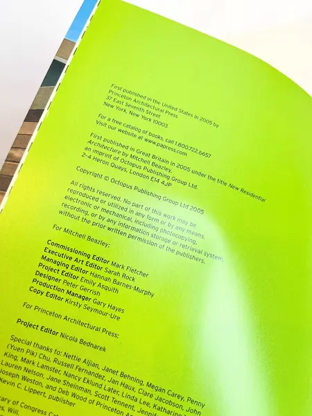 Foto de um(a) Livro arquitetura e design - The New Modern House, 2005, da categoria de Livros. Livro capa encadernação editorial em inglês, de 2005. Sobre arquitetura e design de interiores. Leves marcas do tempo e uso.... Mostrado de uma perspectiva diferente. Vendido no marketplace Trésors.