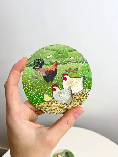 Foto de um(a) ​Jogo com 4 porta copos em madeira e cortiça - animais da fazenda, da categoria de Porta-copos. Jogo com 4 porta copos em madeira e cortiça. Marcas do tempo e uso. Medidas: 9,5cm diametro. Mostrado de uma perspectiva diferente. Vendido no marketplace Trésors.