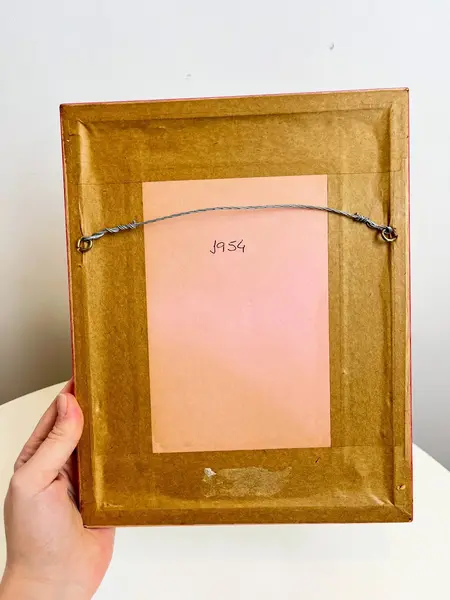 Foto de um(a) Quadro ​de propaganda da Coca Cola - 1954, da categoria de Propagandas. Propaganda da coca cola, de 1954, emoldurada com vidro. Moldura tem algumas avarias como nas fotos. Medidas: 27x21cm. Mostrado de uma perspectiva diferente. Vendido no marketplace Trésors.