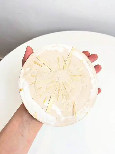 Foto de um(a) Apoio de panela em cerâmica estampa galo, da categoria de Apoio de panela. Apoio de panela, ou se preferir dá pra colocar um suporte para pendurar, em cerâmica estampada. Marcas do tempo e uso como... Mostrado de uma perspectiva diferente. Vendido no marketplace Trésors.