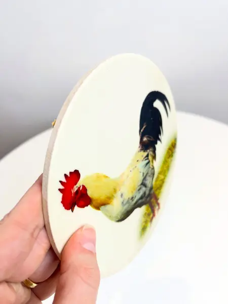 Foto de um(a) Apoio de panela em cerâmica estampa galo, da categoria de Apoio de panela. Apoio de panela, ou se preferir dá pra colocar um suporte para pendurar, em cerâmica estampada. Marcas do tempo e uso como... Mostrado de uma perspectiva diferente. Vendido no marketplace Trésors.