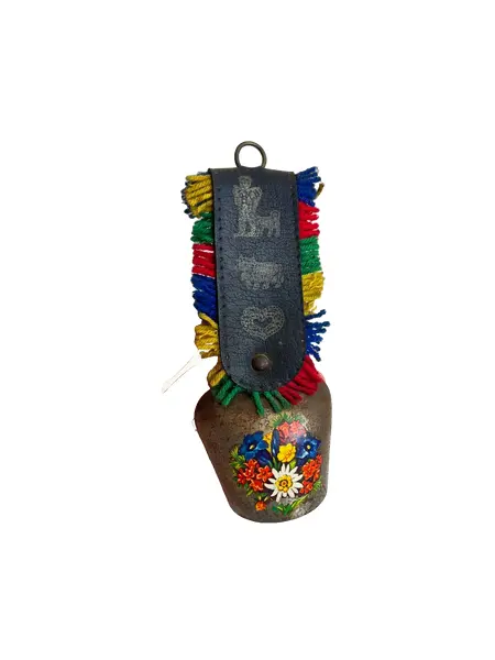 Foto de um(a) Sino suiço em metal, da categoria de Memorabilia de viagem & souvenir. Sino suíço em metal estampado, couro e lã. Marcas do tempo e uso como nas fotos. Medidas: 16x6cm. Vendido no marketplace Trésors.