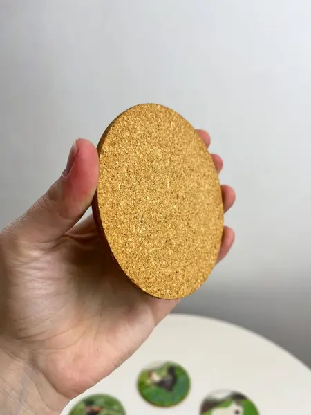 Foto de um(a) ​Jogo com 4 porta copos em madeira e cortiça - animais da fazenda, da categoria de Porta-copos. Jogo com 4 porta copos em madeira e cortiça. Marcas do tempo e uso. Medidas: 9,5cm diametro. Mostrado de uma perspectiva diferente. Vendido no marketplace Trésors.