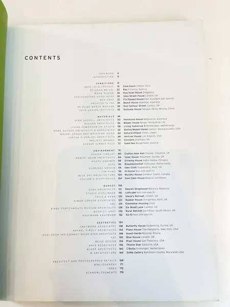 Foto de um(a) Livro arquitetura e design - The New Modern House, 2005, da categoria de Livros. Livro capa encadernação editorial em inglês, de 2005. Sobre arquitetura e design de interiores. Leves marcas do tempo e uso.... Mostrado de uma perspectiva diferente. Vendido no marketplace Trésors.