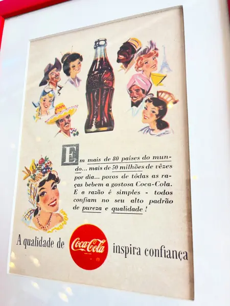 Foto de um(a) Quadro de propaganda da Coca Cola - 1955, da categoria de Propagandas. Propaganda da coca cola, de 1955, emoldurada com vidro. Moldura tem leves avarias como nas fotos. Medidas: 27x21cm. Mostrado de uma perspectiva diferente. Vendido no marketplace Trésors.