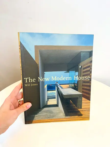 Foto de um(a) Livro arquitetura e design - The New Modern House, 2005, da categoria de Livros. Livro capa encadernação editorial em inglês, de 2005. Sobre arquitetura e design de interiores. Leves marcas do tempo e uso.... Mostrado de uma perspectiva diferente. Vendido no marketplace Trésors.