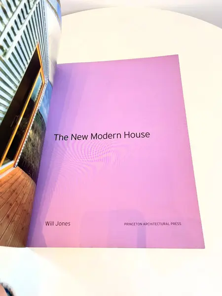 Foto de um(a) Livro arquitetura e design - The New Modern House, 2005, da categoria de Livros. Livro capa encadernação editorial em inglês, de 2005. Sobre arquitetura e design de interiores. Leves marcas do tempo e uso.... Mostrado de uma perspectiva diferente. Vendido no marketplace Trésors.