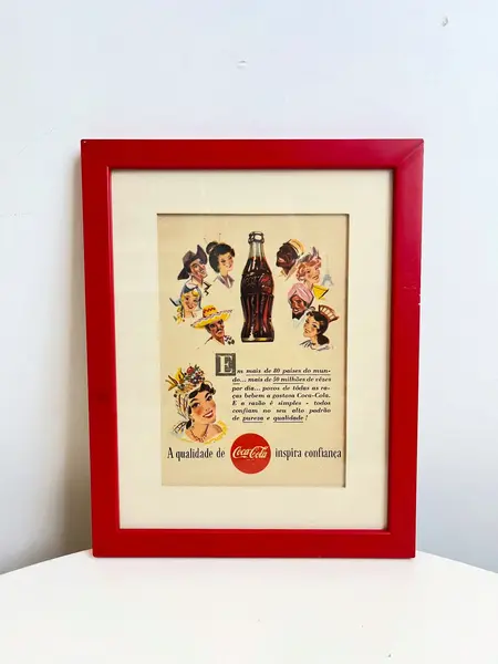 Foto de um(a) Quadro de propaganda da Coca Cola - 1955, da categoria de Propagandas. Propaganda da coca cola, de 1955, emoldurada com vidro. Moldura tem leves avarias como nas fotos. Medidas: 27x21cm. Mostrado de uma perspectiva diferente. Vendido no marketplace Trésors.