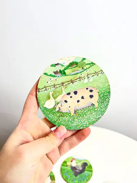 Foto de um(a) ​Jogo com 4 porta copos em madeira e cortiça - animais da fazenda, da categoria de Porta-copos. Jogo com 4 porta copos em madeira e cortiça. Marcas do tempo e uso. Medidas: 9,5cm diametro. Mostrado de uma perspectiva diferente. Vendido no marketplace Trésors.