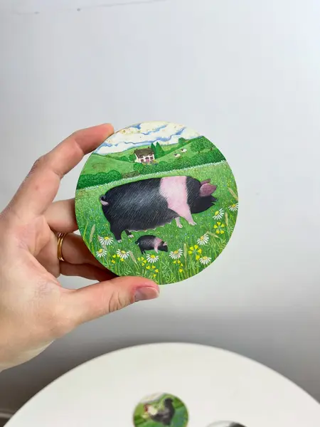 Foto de um(a) ​Jogo com 4 porta copos em madeira e cortiça - animais da fazenda, da categoria de Porta-copos. Jogo com 4 porta copos em madeira e cortiça. Marcas do tempo e uso. Medidas: 9,5cm diametro. Mostrado de uma perspectiva diferente. Vendido no marketplace Trésors.