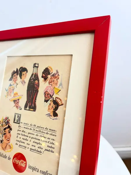 Foto de um(a) Quadro de propaganda da Coca Cola - 1955, da categoria de Propagandas. Propaganda da coca cola, de 1955, emoldurada com vidro. Moldura tem leves avarias como nas fotos. Medidas: 27x21cm. Mostrado de uma perspectiva diferente. Vendido no marketplace Trésors.