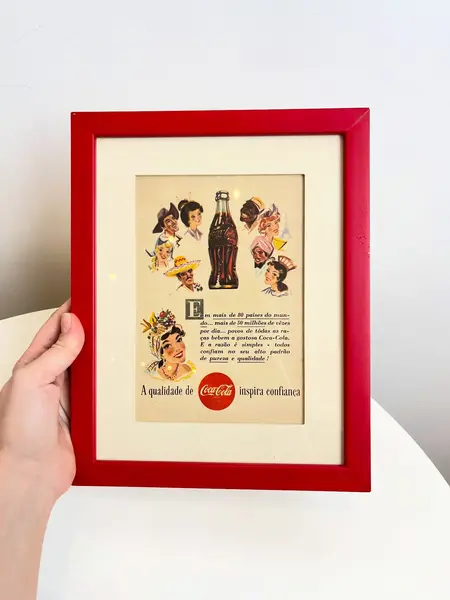 Foto de um(a) Quadro de propaganda da Coca Cola - 1955, da categoria de Propagandas. Propaganda da coca cola, de 1955, emoldurada com vidro. Moldura tem leves avarias como nas fotos. Medidas: 27x21cm. Mostrado de uma perspectiva diferente. Vendido no marketplace Trésors.