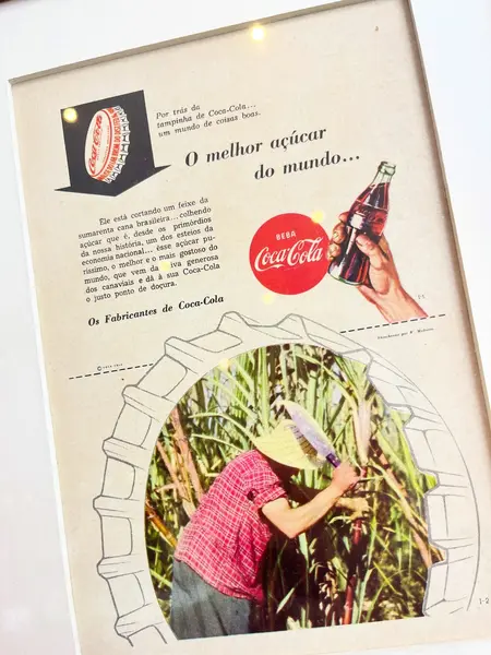Foto de um(a) Quadro ​de propaganda da Coca Cola - 1954, da categoria de Propagandas. Propaganda da coca cola, de 1954, emoldurada com vidro. Moldura tem algumas avarias como nas fotos. Medidas: 27x21cm. Mostrado de uma perspectiva diferente. Vendido no marketplace Trésors.