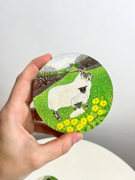 Foto de um(a) ​Jogo com 4 porta copos em madeira e cortiça - animais da fazenda, da categoria de Porta-copos. Jogo com 4 porta copos em madeira e cortiça. Marcas do tempo e uso. Medidas: 9,5cm diametro. Mostrado de uma perspectiva diferente. Vendido no marketplace Trésors.