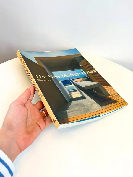Foto de um(a) Livro arquitetura e design - The New Modern House, 2005, da categoria de Livros. Livro capa encadernação editorial em inglês, de 2005. Sobre arquitetura e design de interiores. Leves marcas do tempo e uso.... Mostrado de uma perspectiva diferente. Vendido no marketplace Trésors.