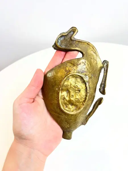 Foto de um(a) Cinzeiro em bronze cinzelado formato camelo, da categoria de Cinzeiros. Cinzeiro em bronze cinzelado. Marcas do tempo e uso como nas fotos. Medidas: 17x10cm. Mostrado de uma perspectiva diferente. Vendido no marketplace Trésors.