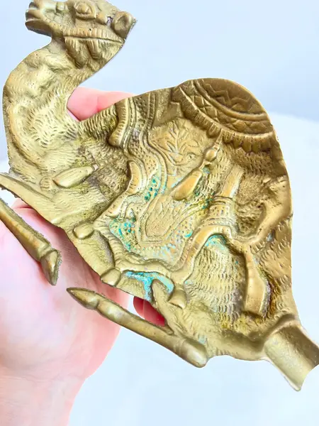 Foto de um(a) Cinzeiro em bronze cinzelado formato camelo, da categoria de Cinzeiros. Cinzeiro em bronze cinzelado. Marcas do tempo e uso como nas fotos. Medidas: 17x10cm. Mostrado de uma perspectiva diferente. Vendido no marketplace Trésors.