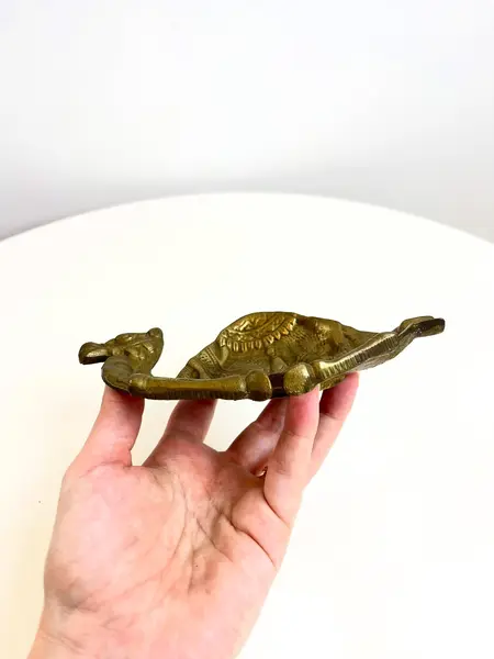 Foto de um(a) Cinzeiro em bronze cinzelado formato camelo, da categoria de Cinzeiros. Cinzeiro em bronze cinzelado. Marcas do tempo e uso como nas fotos. Medidas: 17x10cm. Mostrado de uma perspectiva diferente. Vendido no marketplace Trésors.