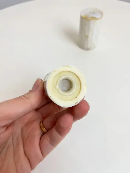 Foto de um(a) Saleiro e pimenteiro revestido em madrepérola, da categoria de Saleiros e pimenteiros. Dupla de saleiro e pimenteiro revestido em madrepérola. Leves marcas do tempo e uso. Medidas: 6x3cm cada. Mostrado de uma perspectiva diferente. Vendido no marketplace Trésors.