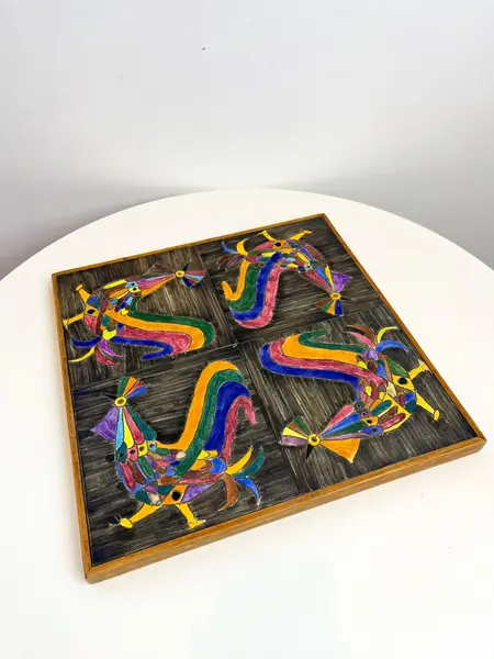 Foto de um(a) ​Bandeja em madeira e azulejo pintado a mão, da categoria de Bandejas. Bandeja ou quadro (como você preferir usar) em madeira e azulejo pintado a mão. Leves marcas do tempo e uso. Medidas:... Mostrado de uma perspectiva diferente. Vendido no marketplace Trésors.