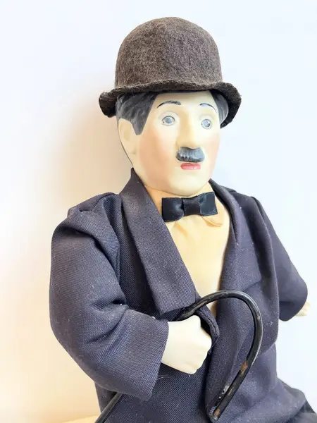 Foto de um(a) ​Boneco Charles Chaplin em porcelana e tecido, da categoria de Bonecos de arte. Boneco do Charles Chaplin em porcelana e tecido, com bengala em metal e chapéu em feltro. Marcas do tempo e uso mas sem nada... Mostrado de uma perspectiva diferente. Vendido no marketplace Trésors.