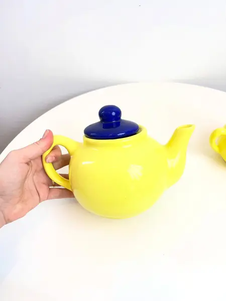 Foto de um(a) Bule e açucareiro em cerâmica, da categoria de Açucareiro. Jogo em cerâmica com bule e açucareiro. Leves marcas do tempo como os fios de cabelo. Medidas bule: 20x13cm. Medidas... Mostrado de uma perspectiva diferente. Vendido no marketplace Trésors.