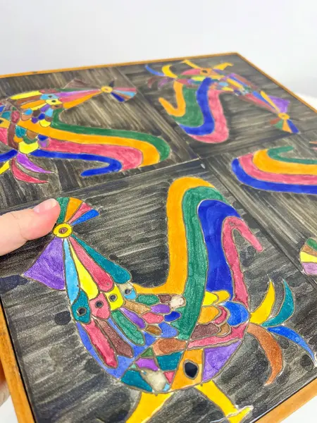 Foto de um(a) ​Bandeja em madeira e azulejo pintado a mão, da categoria de Bandejas. Bandeja ou quadro (como você preferir usar) em madeira e azulejo pintado a mão. Leves marcas do tempo e uso. Medidas:... Mostrado de uma perspectiva diferente. Vendido no marketplace Trésors.