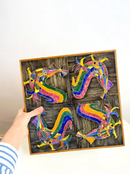 Foto de um(a) ​Bandeja em madeira e azulejo pintado a mão, da categoria de Bandejas. Bandeja ou quadro (como você preferir usar) em madeira e azulejo pintado a mão. Leves marcas do tempo e uso. Medidas:... Mostrado de uma perspectiva diferente. Vendido no marketplace Trésors.